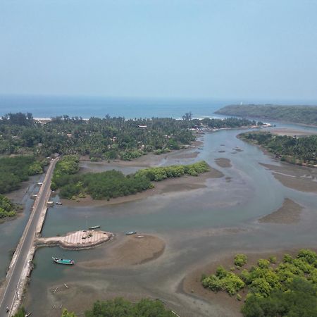 The Mangrove Hotell Achra Exteriör bild
